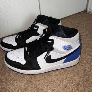 Jordan 1 Mid SE Hyper Royal